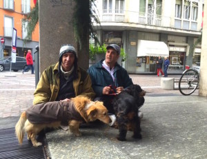 Pietro Romano (a destra) protesta in piazza con il senzatetto Daniel