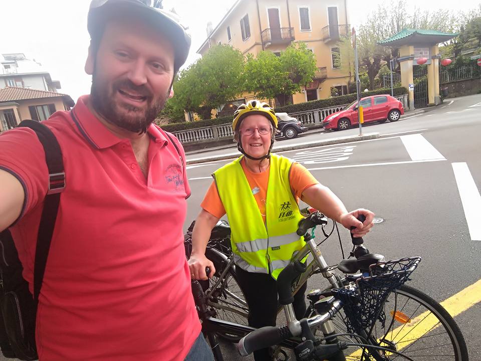 Dino De Simone in bici con i Concittadini verso il presidio contro il parcheggio della Prima Cappella