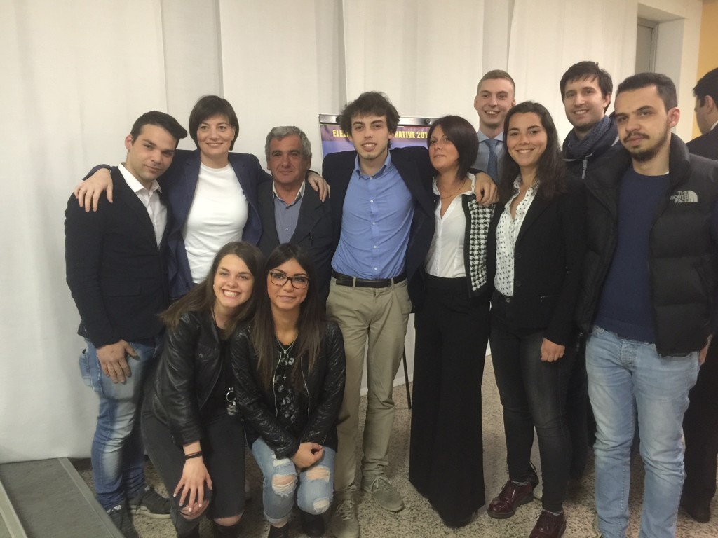 Giacomo Tamborini con alcuni giovani di Forza Italia e Lara Comi