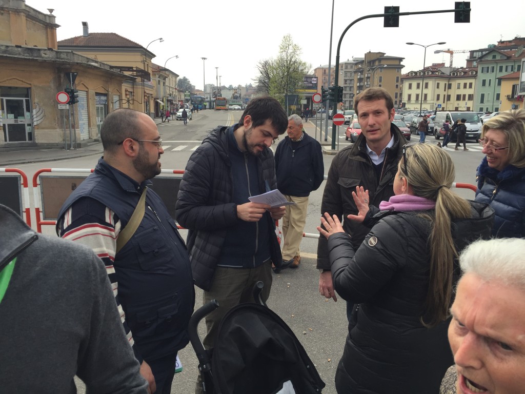 Marco Pinti con l'assessore Carlo Piatti nella zona stazioni mentre fanno volantinaggio elettorale